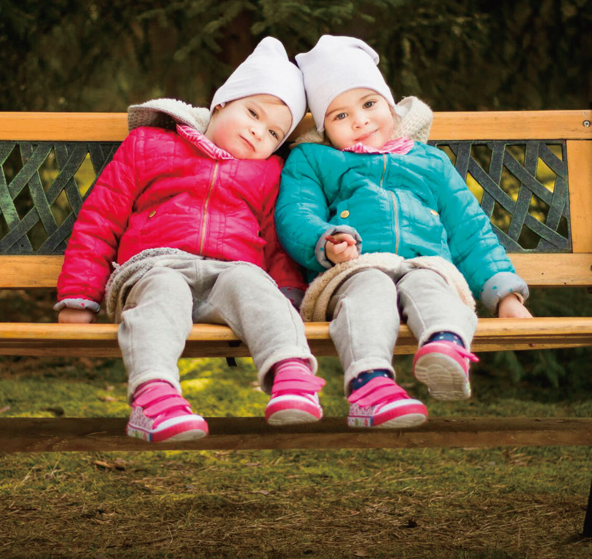 Светли дрешки и червено мънисто против уроки