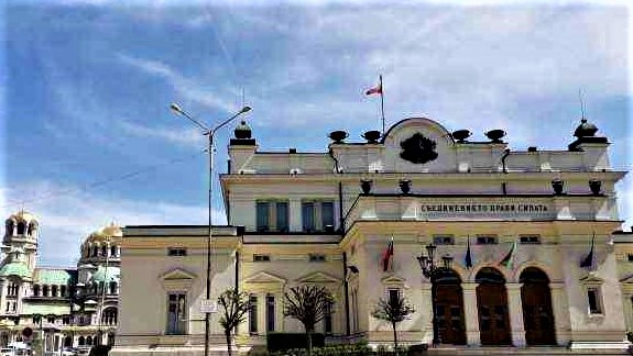 Политическата криза продължава, скрит интерес блокира парламента