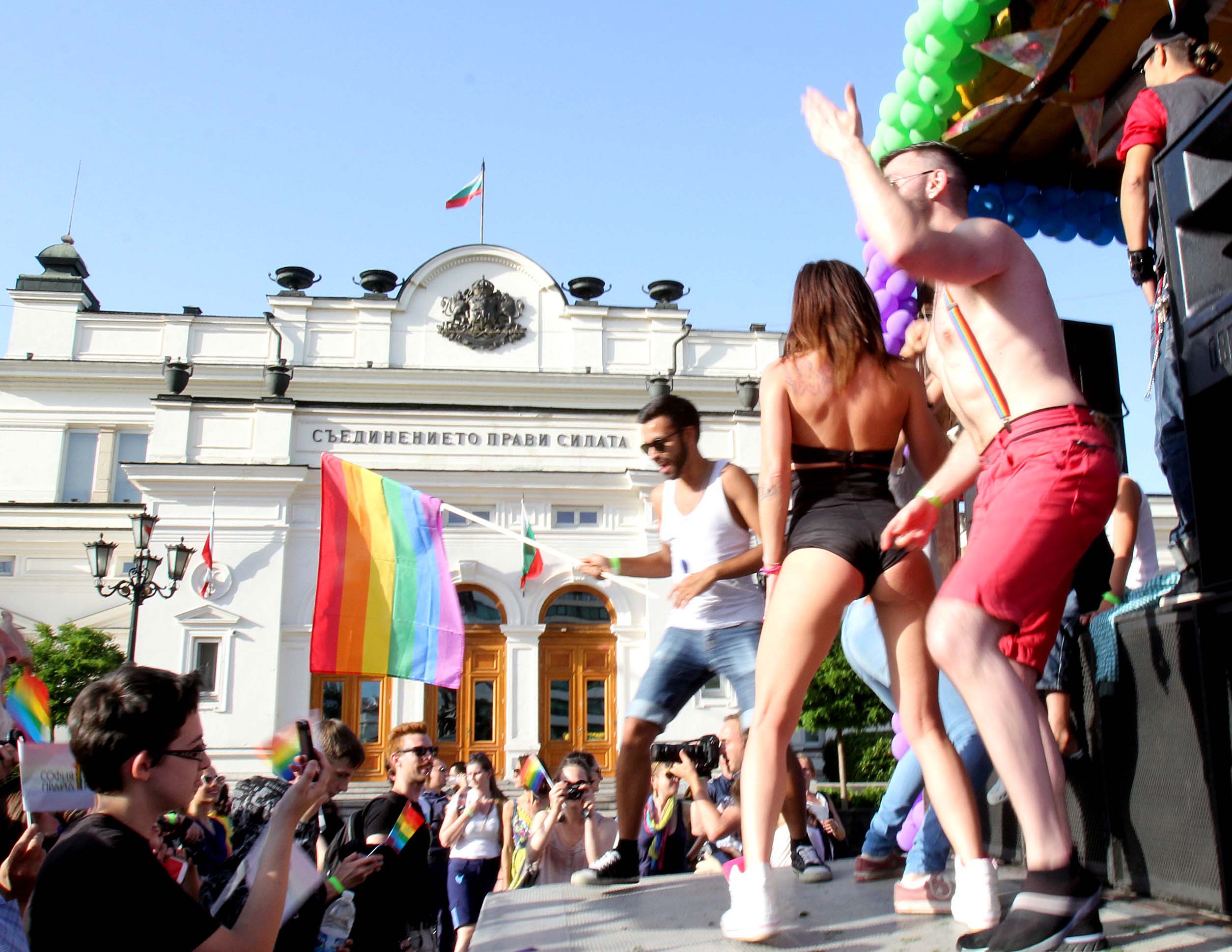 Гейска му работа