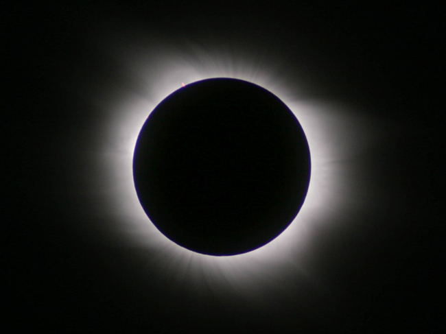 Кой страда в сянката на затъмнението?